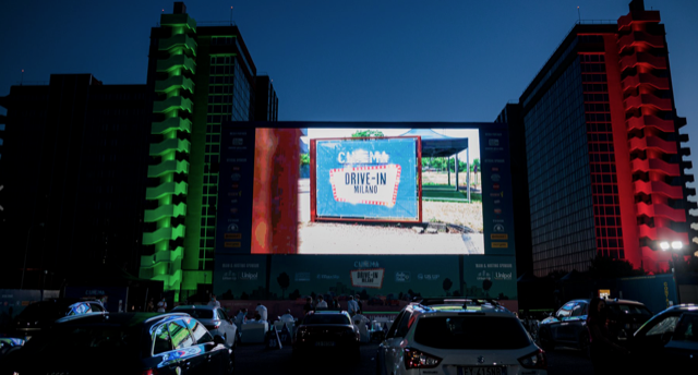Esplode la moda del drive-in in monopattino, su sdraio e sotto l’ombrellone