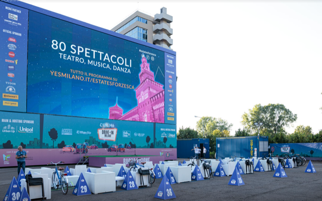 Esplode la moda del drive-in in monopattino, su sdraio e sotto l’ombrellone