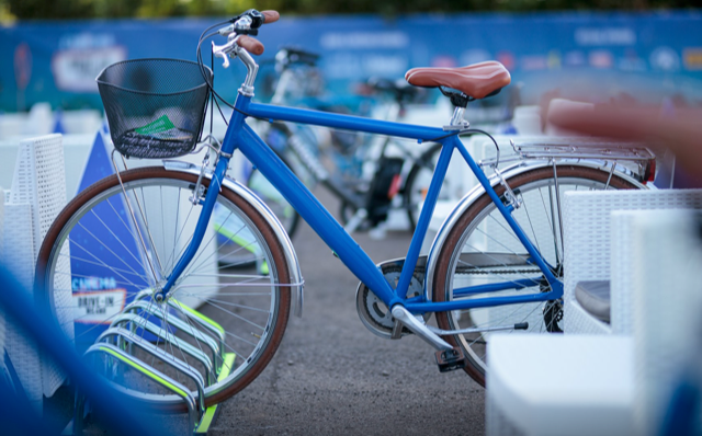 Esplode la moda del drive-in in monopattino, su sdraio e sotto l’ombrellone