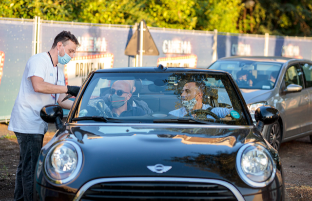 Esplode la moda del drive-in in monopattino, su sdraio e sotto l’ombrellone