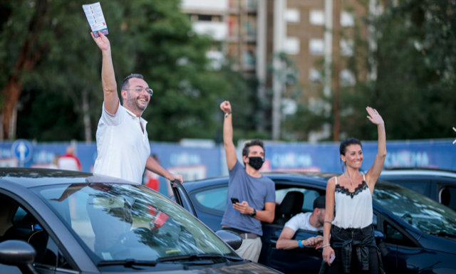 Esplode la moda del drive-in in monopattino, su sdraio e sotto l’ombrellone