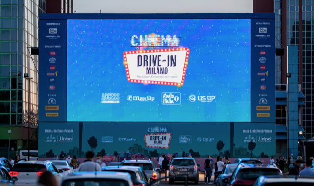 Esplode la moda del drive-in in monopattino, su sdraio e sotto l’ombrellone