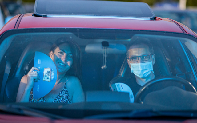 Esplode la moda del drive-in in monopattino, su sdraio e sotto l’ombrellone