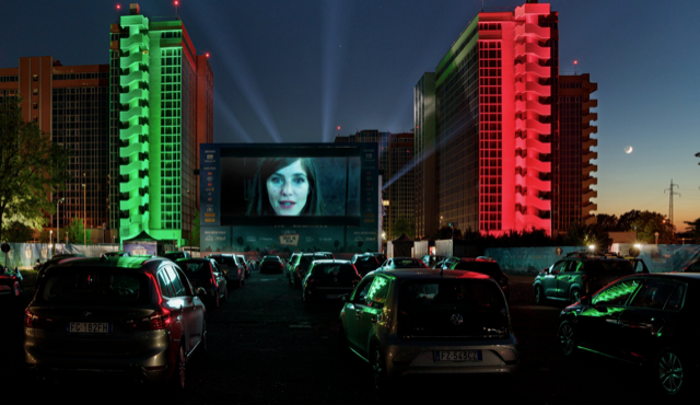 Esplode la moda del drive-in in monopattino, su sdraio e sotto l’ombrellone