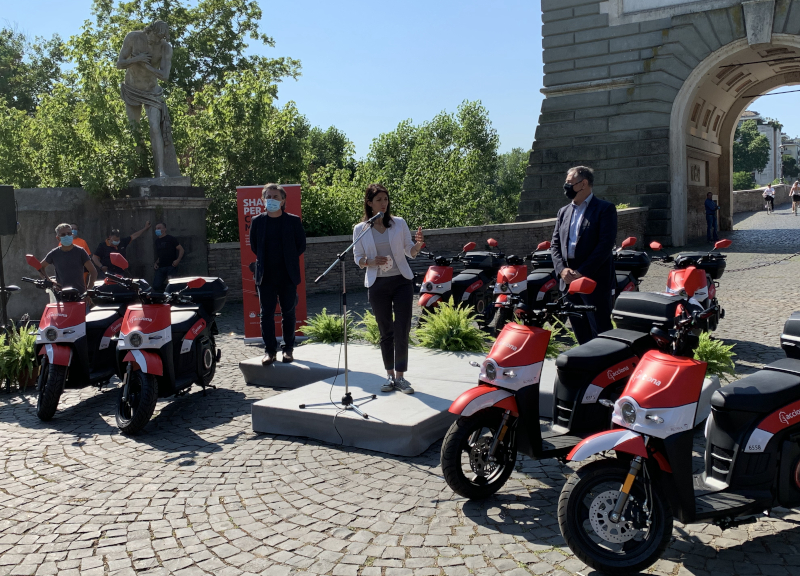 Sharing mania, dopo i monopattini gli scooter: più vai lento, meno paghi Sharing mania, dopo i monopattini gli scooter: più vai lento, meno paghi