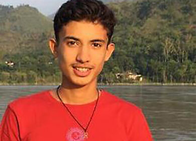 India, 16enne cremonese eroe. Salva un uomo dal suicidio e diventa una star