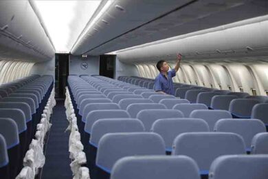 Coronavirus, basta trolley a bordo degli aerei. Ragioni sanitarie