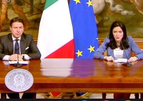 Scuola, il governo aumenta le risorse: “Altre assunzioni e 1 miliardo in più” Scuola, il governo aumenta le risorse: “Altre assunzioni e 1 miliardo in più”