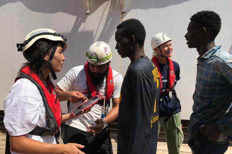 Migranti, rilasciata la nave Alan Kurdi: ora da Palermo va in Spagna Migranti, rilasciata la nave Alan Kurdi: ora da Palermo va in Spagna