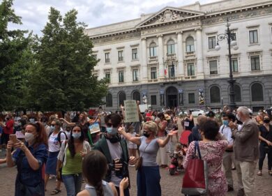 Scuola, presidio a Palazzo Marino: “Donne costrette a lasciare il lavoro”