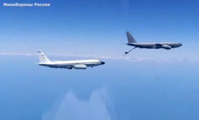 Caccia russo intercetta aerei spia americani in volo sul Mar Nero. VIDEO