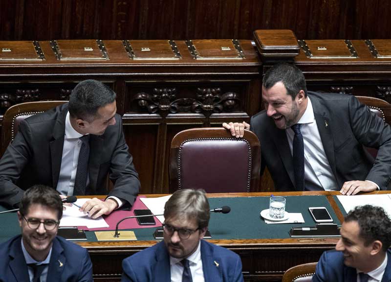 Salvini flirta ancora con l’amico Di Maio: “Noi né di destra né di sinistra” Salvini flirta ancora con l’amico Di Maio: “Noi né di destra né di sinistra”