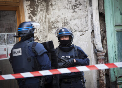 Francia, armato e con gilet gira per Parigi. È caccia all’uomo