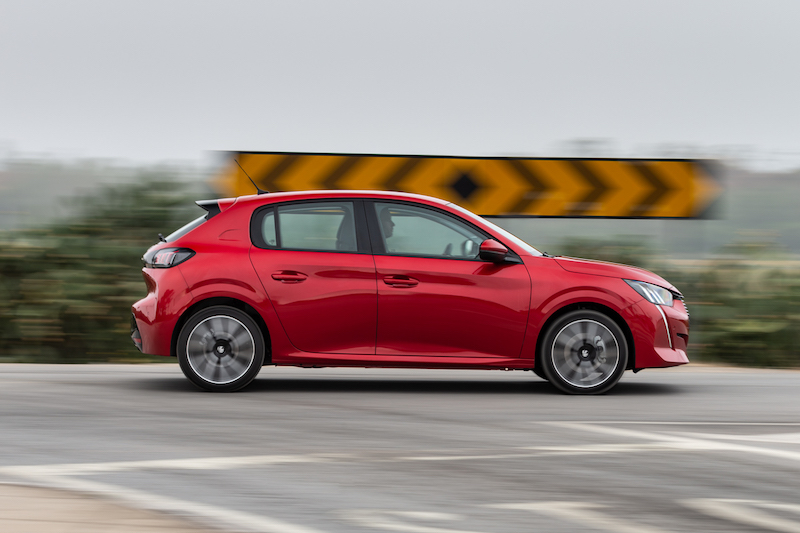 Peugeot 208 disponibile con i motori puretech 100 e bluehdi 100 Peugeot 208 disponibile con i motori puretech 100 e bluehdi 100