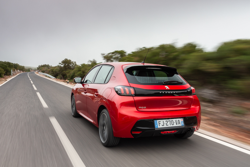 Peugeot 208 disponibile con i motori puretech 100 e bluehdi 100 Peugeot 208 disponibile con i motori puretech 100 e bluehdi 100