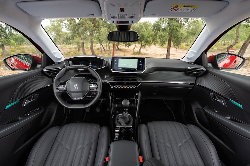 Peugeot 208 disponibile con i motori puretech 100 e bluehdi 100 Peugeot 208 disponibile con i motori puretech 100 e bluehdi 100