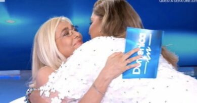 Ascolti tv, Mara Venier multata per l’abbraccio a Romina Power? Bufera Rai