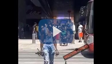 Migrante impazzito blocca il traffico con i monopattini: caos a Termini