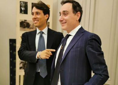 Seta blu e logo sottonodo, ecco la cravatta per l’ente metropolitano di Napoli