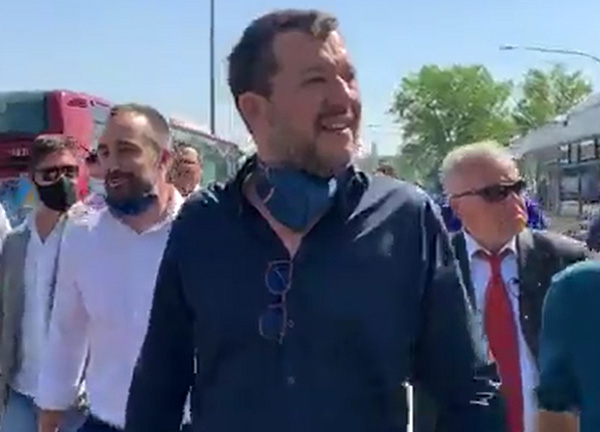 Roma: Salvini al campo rom. E i nomadi lo salutano: “Benvenuto Matteo” Roma: Salvini al campo rom. E i nomadi lo salutano: “Benvenuto Matteo”