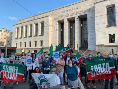 Milano, manifestazione per “Berlusconi Senatore a Vita”