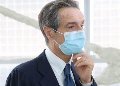 Camici donati a Regione dal cognato di Fontana: indagine per turbativa d’asta