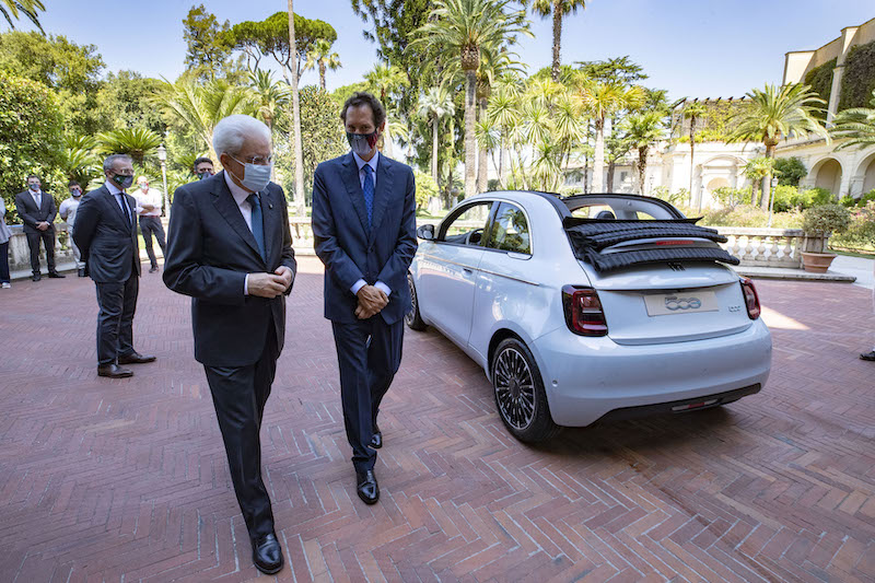 Il Presidente Mattarella al volante della nuova Fiat 500 Elettrica Il Presidente Mattarella al volante della nuova Fiat 500 Elettrica