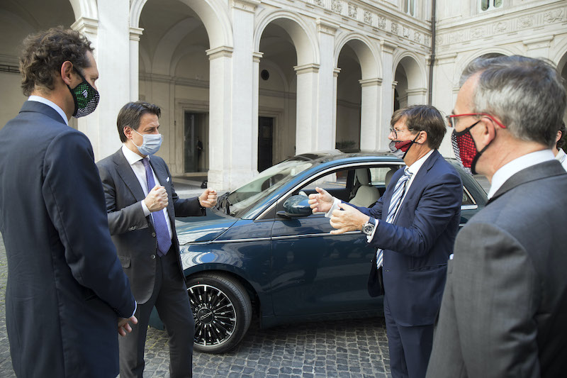 Il Presidente Mattarella al volante della nuova Fiat 500 Elettrica Il Presidente Mattarella al volante della nuova Fiat 500 Elettrica