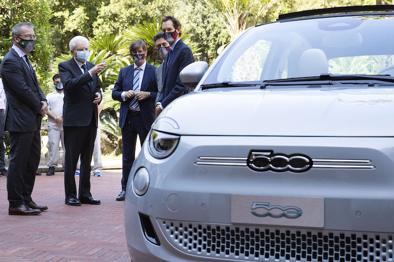 Il Presidente Mattarella al volante della nuova Fiat 500 Elettrica Il Presidente Mattarella al volante della nuova Fiat 500 Elettrica