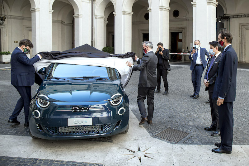 Il Presidente Mattarella al volante della nuova Fiat 500 Elettrica Il Presidente Mattarella al volante della nuova Fiat 500 Elettrica