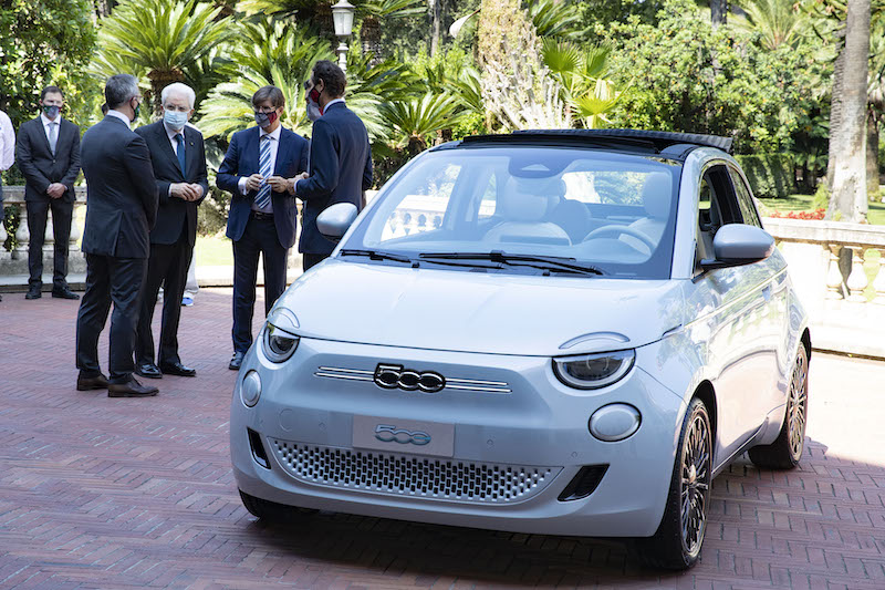Il Presidente Mattarella al volante della nuova Fiat 500 Elettrica Il Presidente Mattarella al volante della nuova Fiat 500 Elettrica