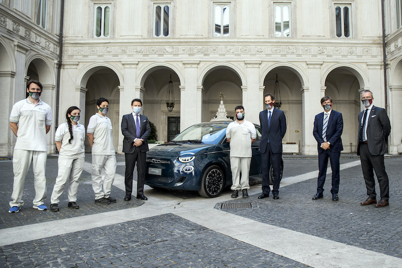 Il Presidente Mattarella al volante della nuova Fiat 500 Elettrica Il Presidente Mattarella al volante della nuova Fiat 500 Elettrica