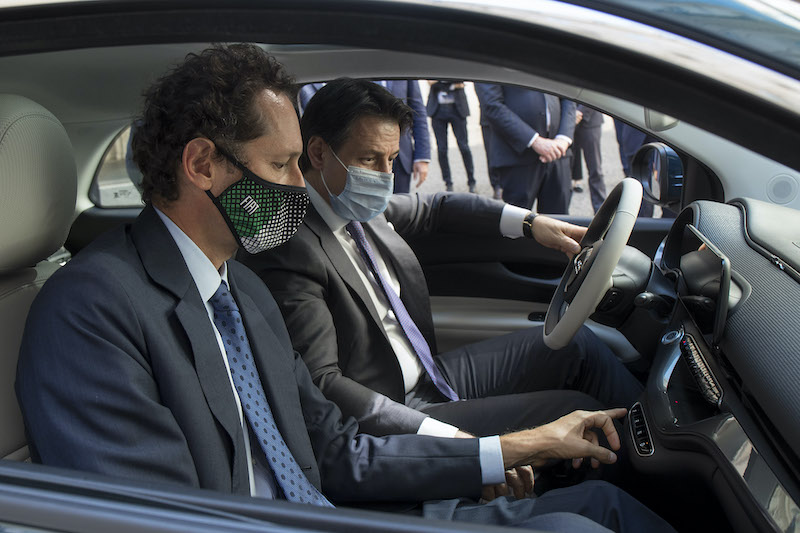Il Presidente Mattarella al volante della nuova Fiat 500 Elettrica Il Presidente Mattarella al volante della nuova Fiat 500 Elettrica