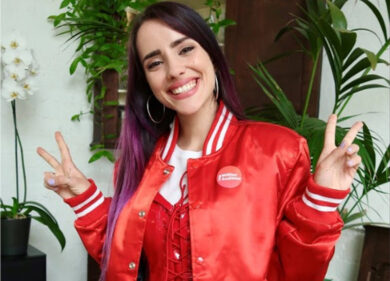 Estate, Giulia Penna lancia il tormentone: “Bacio a distanza” è già virale