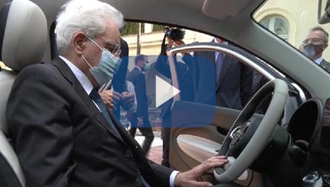 Il Presidente Mattarella al volante della nuova Fiat 500 Elettrica Il Presidente Mattarella al volante della nuova Fiat 500 Elettrica