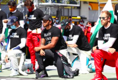 F1, Hamilton ginocchio a terra, con lui i piloti nel Gp dell’Austria