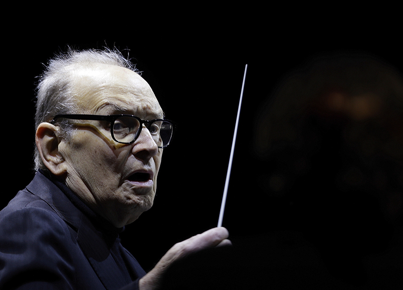 Morricone, la sua musica nella piazza davanti alla sede di Regione Lombardia Morricone, la sua musica nella piazza davanti alla sede di Regione Lombardia