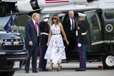 Melania Trump, scarabocchi sull’abito? Disegni dei bimbi vittime di violenza