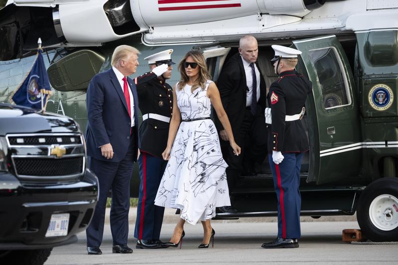 Melania Trump, scarabocchi sull’abito? Disegni dei bimbi vittime di violenza Melania Trump, scarabocchi sull’abito? Disegni dei bimbi vittime di violenza