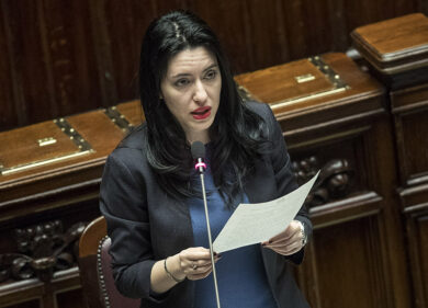 Azzolina: “Lezioni anche in luoghi come cinema e teatri”