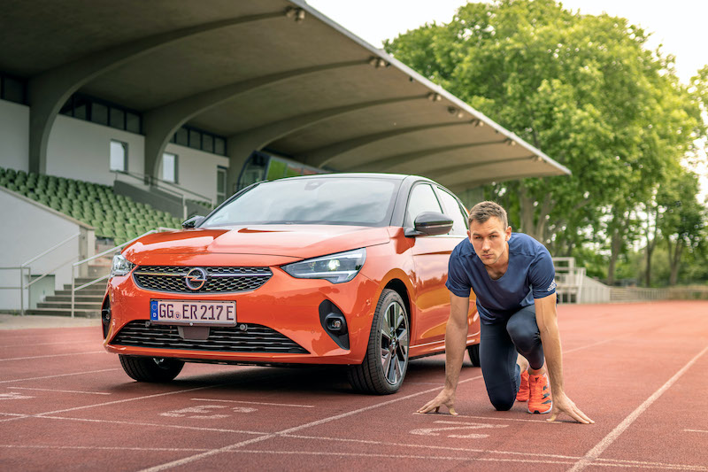 Niklas Kaul in tour con una Opel Corsa-e Niklas Kaul in tour con una Opel Corsa-e