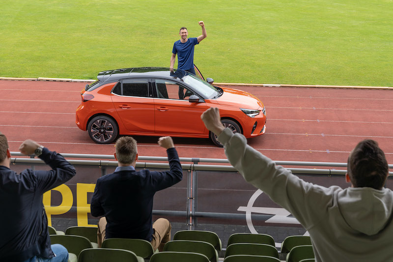 Niklas Kaul in tour con una Opel Corsa-e Niklas Kaul in tour con una Opel Corsa-e