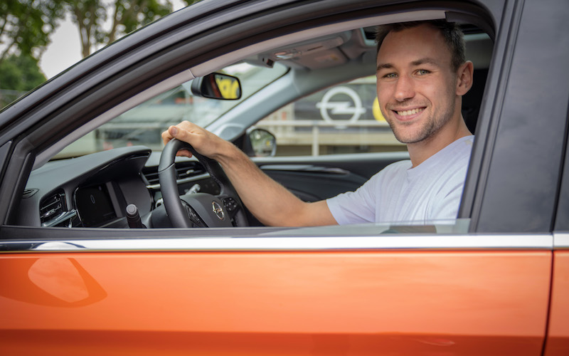 Niklas Kaul in tour con una Opel Corsa-e Niklas Kaul in tour con una Opel Corsa-e