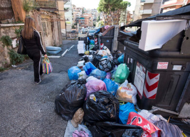 Roma tra i rifiuti, non lo dite a Raggi. “Ama sogna un termovalorizzatore”
