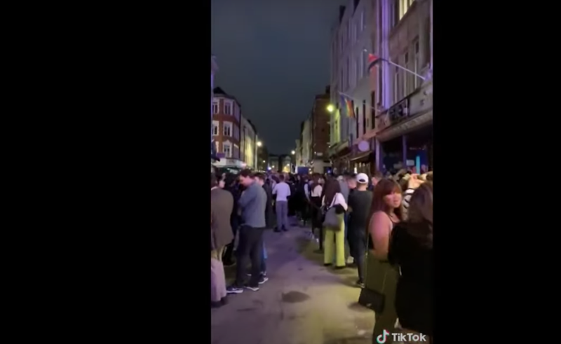 Londra, riaprono pub e ristoranti: assembramenti per le strade di Soho Londra, riaprono pub e ristoranti: assembramenti per le strade di Soho