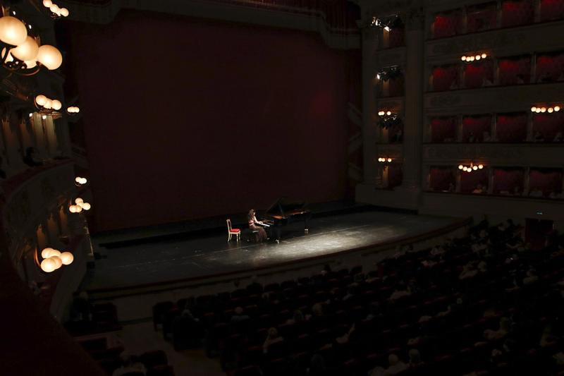 La Scala riapre dopo quattro mesi e omaggia Morricone. FOTO La Scala riapre dopo quattro mesi e omaggia Morricone. FOTO