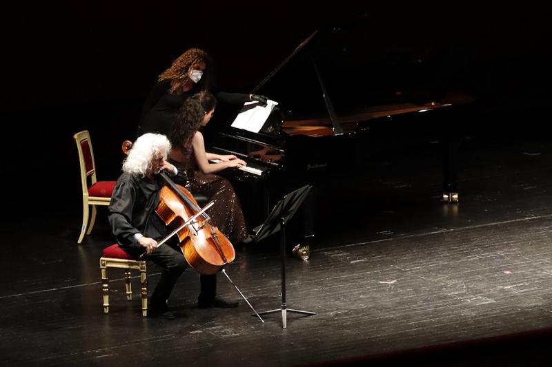 La Scala riapre dopo quattro mesi e omaggia Morricone. FOTO La Scala riapre dopo quattro mesi e omaggia Morricone. FOTO