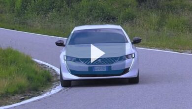 Peugeot 508 Hybrid, 54 km di autonomia in modalità 100% elettrica