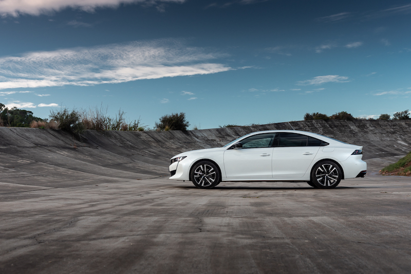 Peugeot 508 Hybrid, 54 km di autonomia in modalità 100% elettrica Peugeot 508 Hybrid, 54 km di autonomia in modalità 100% elettrica