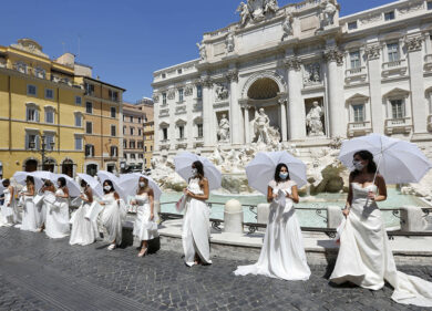 Coronavirus, spose avvelenate: “Ridateci le festa”. Flash mob in abito lungo